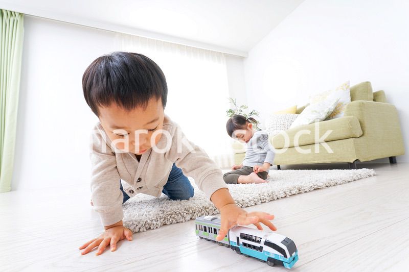 兄弟で家で遊ぶ子供