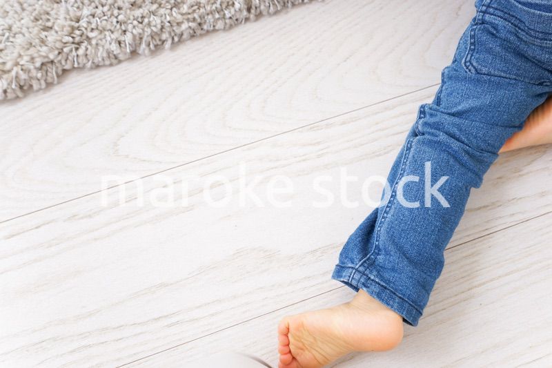 遊ぶ子どもの足