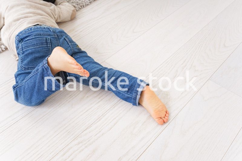 遊ぶ子どもの足