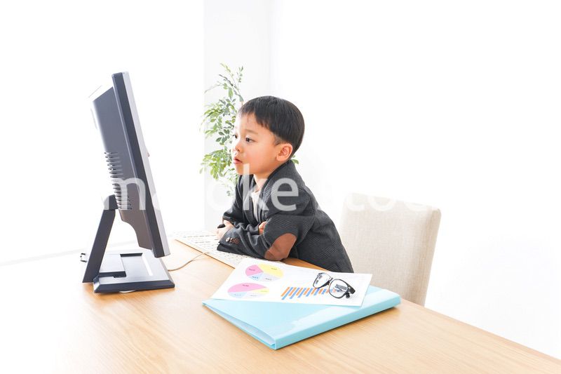 オフィスで働く子供ビジネスマン