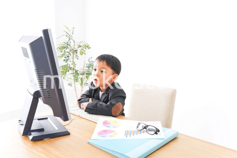 オフィスで働く子供ビジネスマン