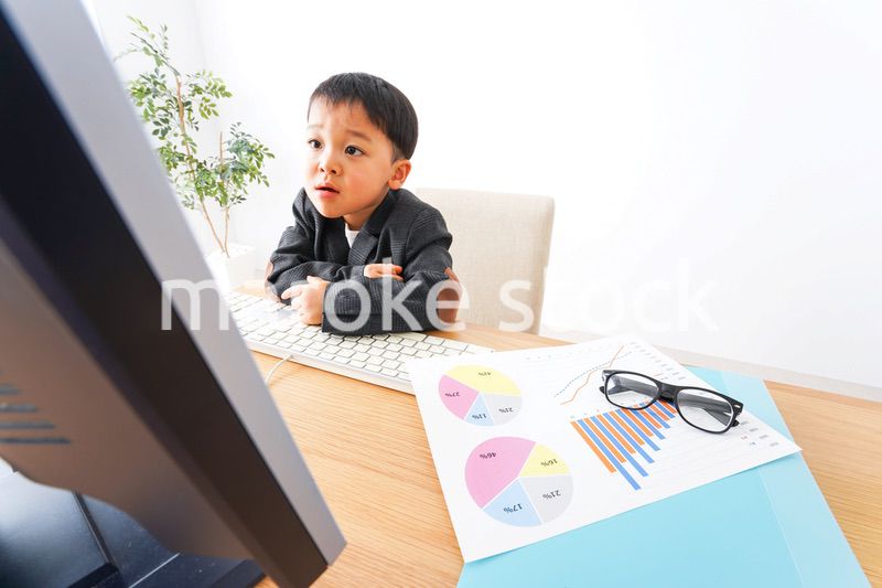 オフィスで働く子供ビジネスマン