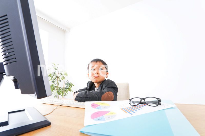 オフィスで働く子供ビジネスマン