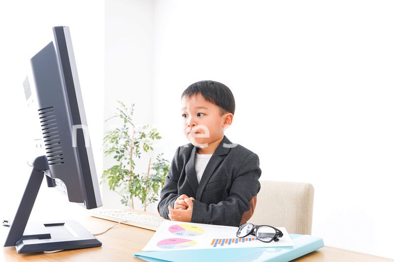 オフィスで働く子供ビジネスマン