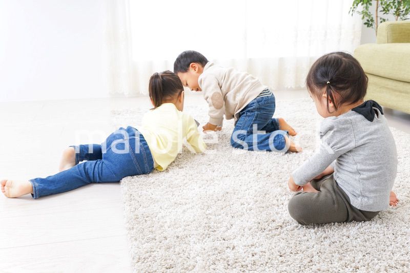 家で友だちと遊ぶ子供