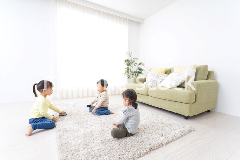 家で友だちと遊ぶ子供