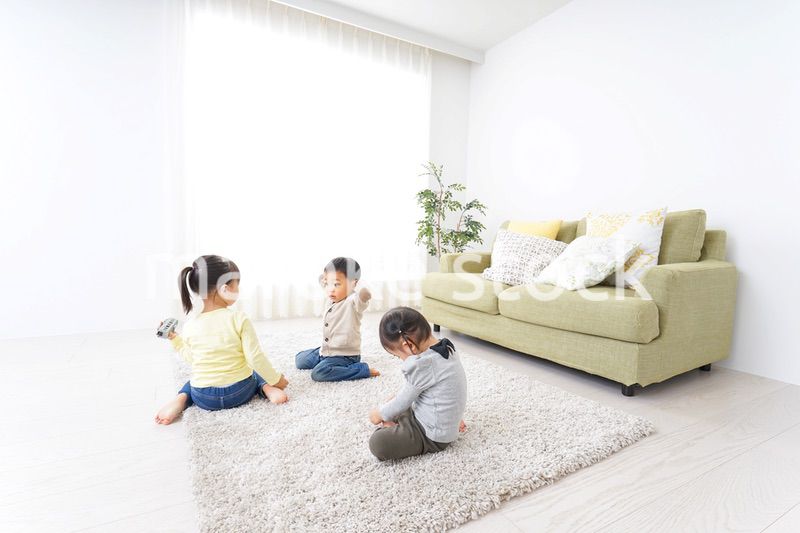 家で友だちと遊ぶ子供