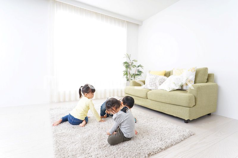 家で友だちと遊ぶ子供