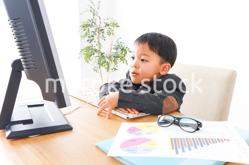 オフィスで働く子供ビジネスマン