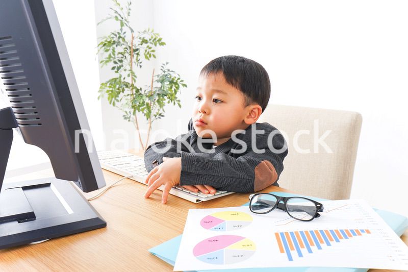 オフィスで働く子供ビジネスマン