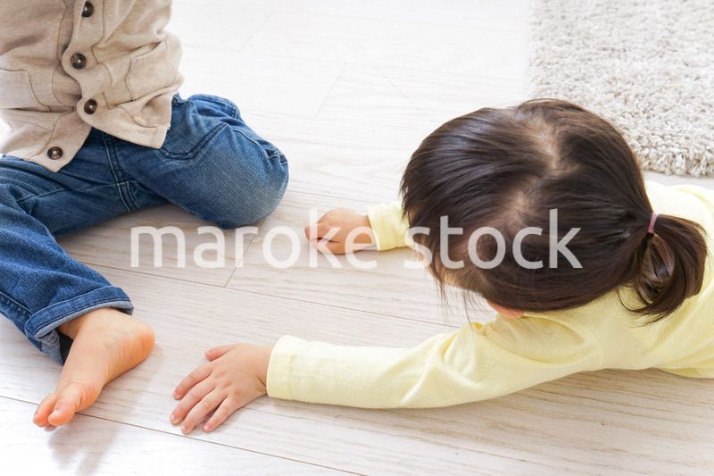 二人で遊ぶ女の子と男の子