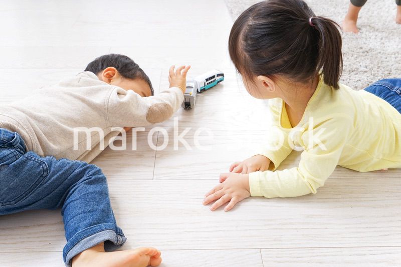 二人で遊ぶ女の子と男の子
