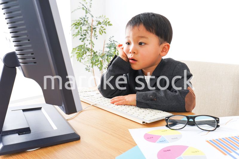 オフィスで働く子供ビジネスマン