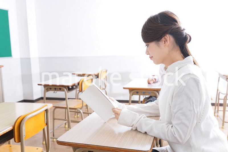 教室で自習をする学生