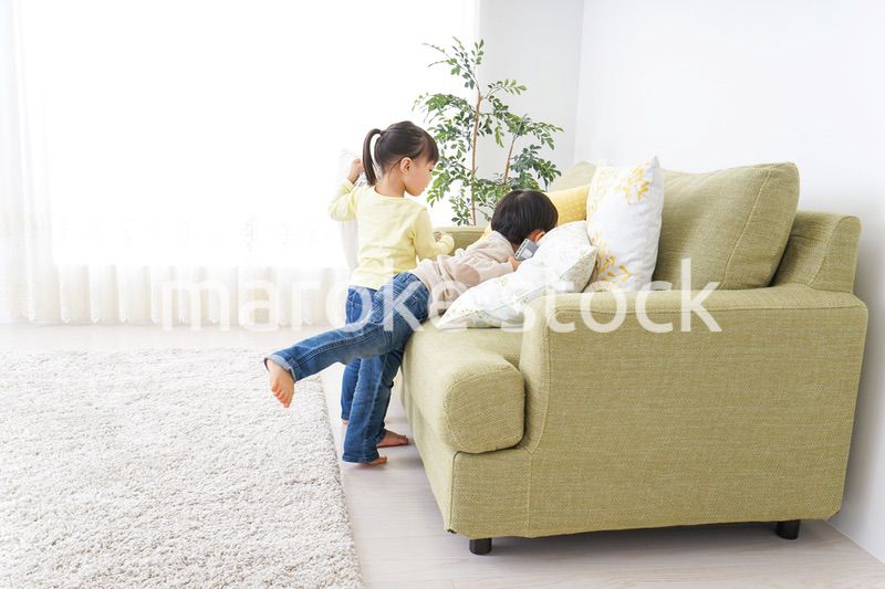 二人で遊ぶ女の子と男の子