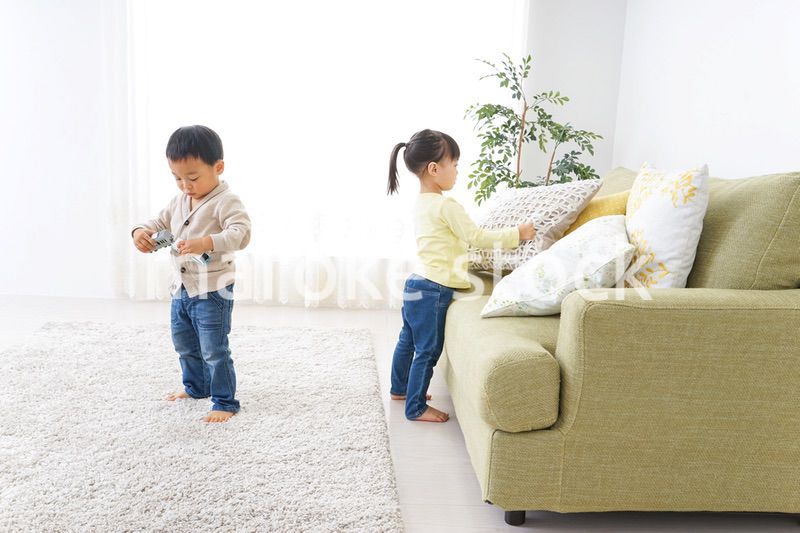 二人で遊ぶ女の子と男の子