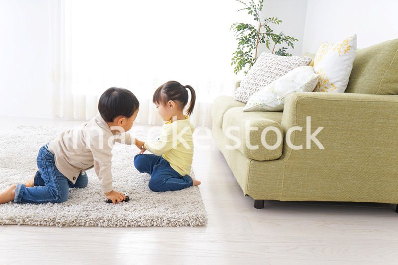 二人で遊ぶ女の子と男の子