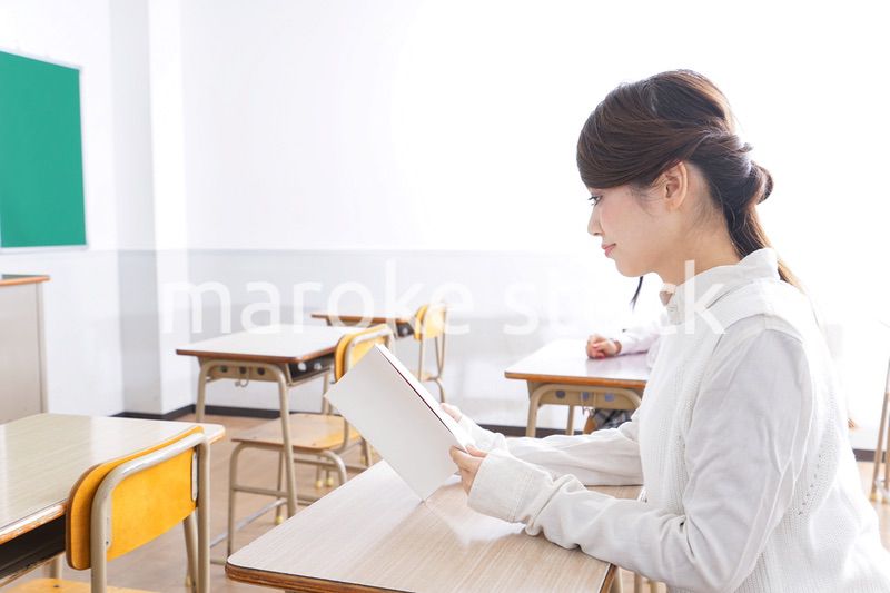 教室で自習をする学生