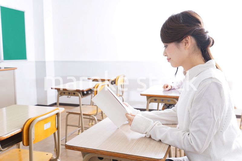 教室で自習をする学生