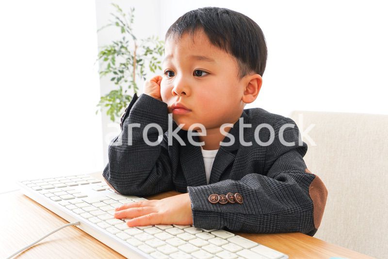 オフィスで働く子供ビジネスマン