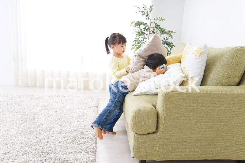 二人で遊ぶ女の子と男の子