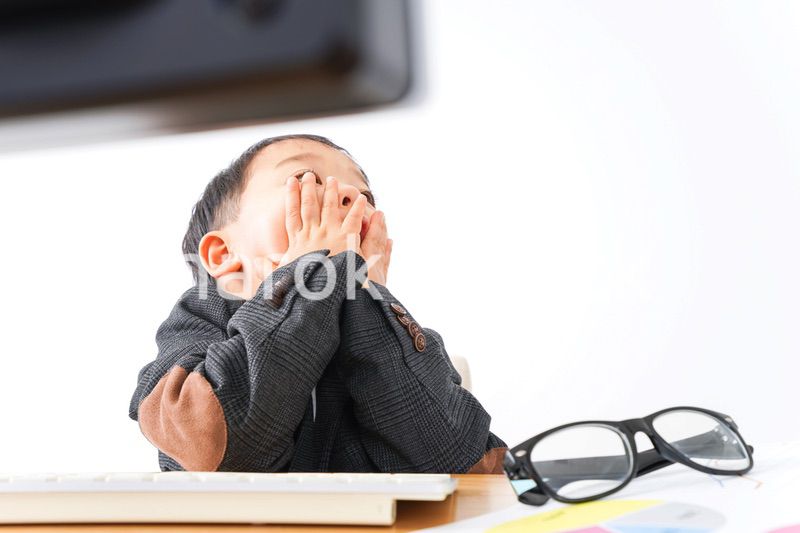 オフィスで働く子供ビジネスマン