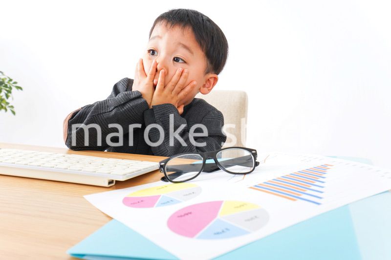 オフィスで働く子供ビジネスマン