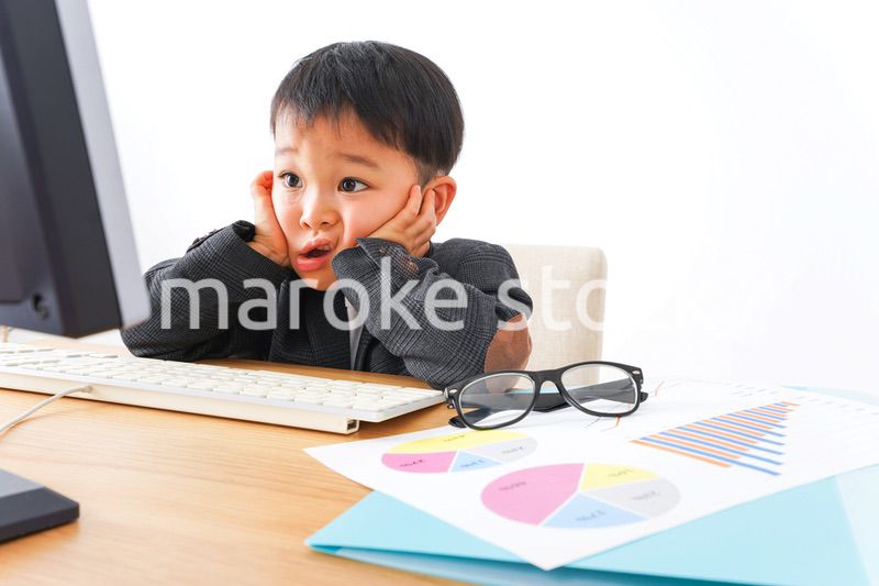 オフィスで働く子供ビジネスマン