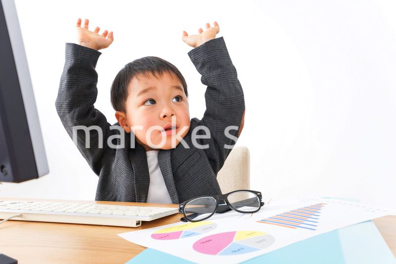 スーツを着て仕事をする子供ビジネスマン