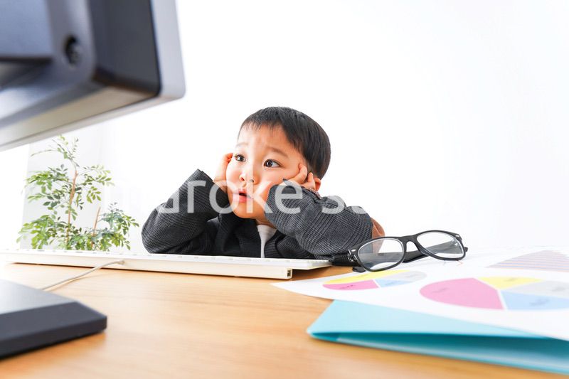 オフィスで働く子供ビジネスマン