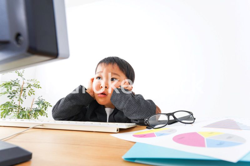 オフィスで働く子供ビジネスマン