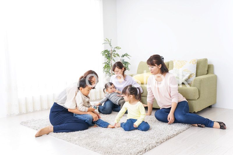 自宅に集まるお母さんと子供
