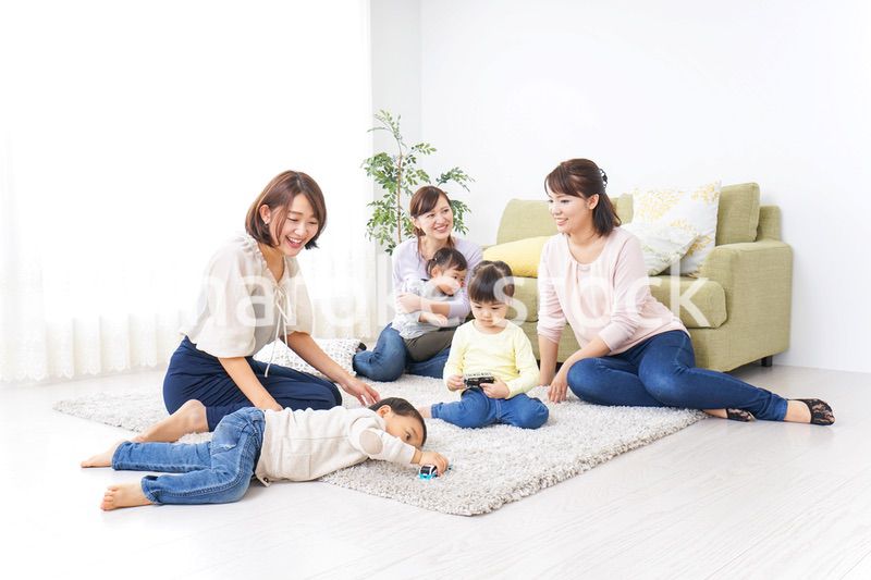 自宅に集まるお母さんと子供