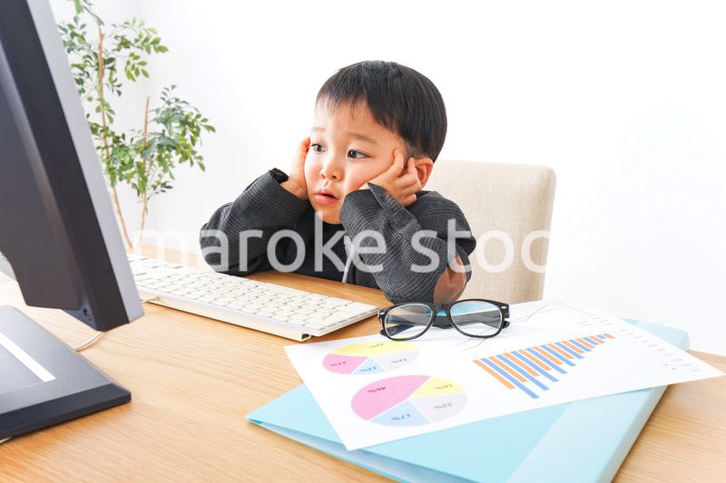 オフィスで働く子供ビジネスマン