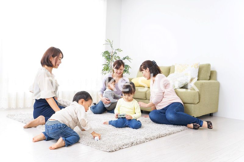 自宅に集まるお母さんと子供