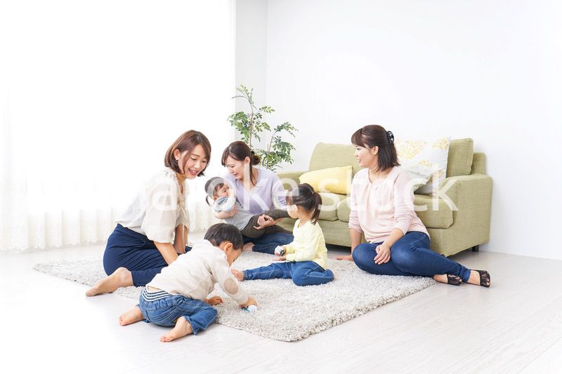 自宅に集まるお母さんと子供
