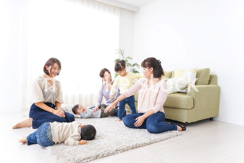 自宅に集まるお母さんと子供