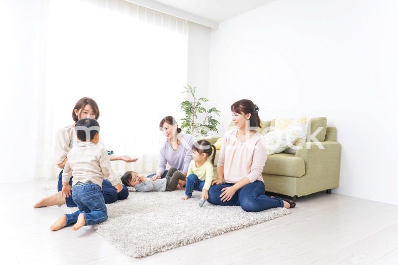 自宅に集まるお母さんと子供