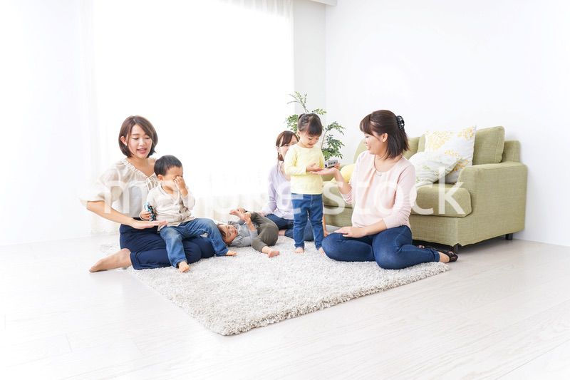 自宅に集まるお母さんと子供