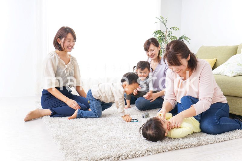 自宅に集まるお母さんと子供