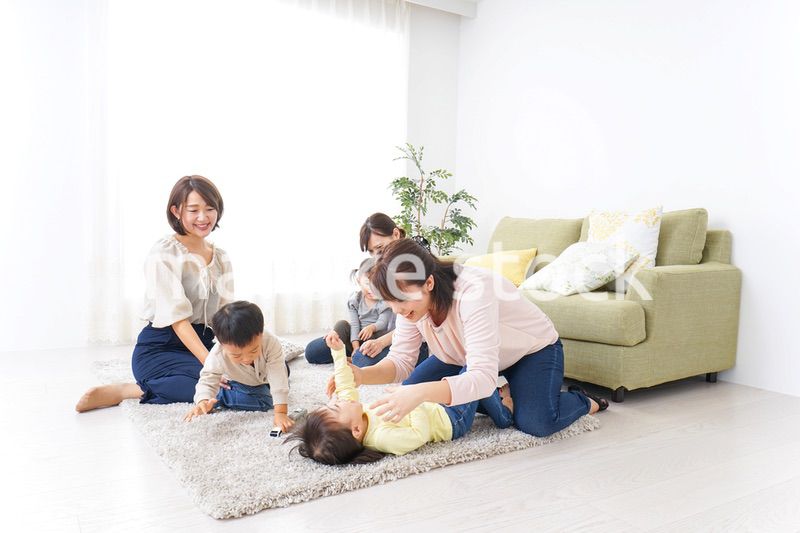 自宅に集まるお母さんと子供