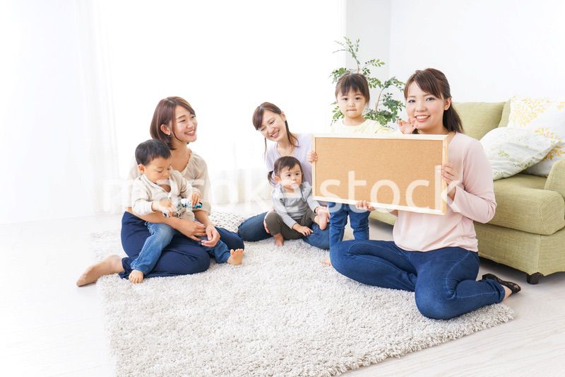 ボードを持つ子供とお母さん