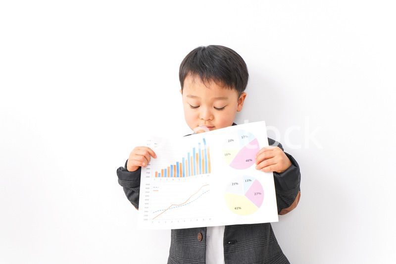 スーツを着て仕事をする子供ビジネスマン