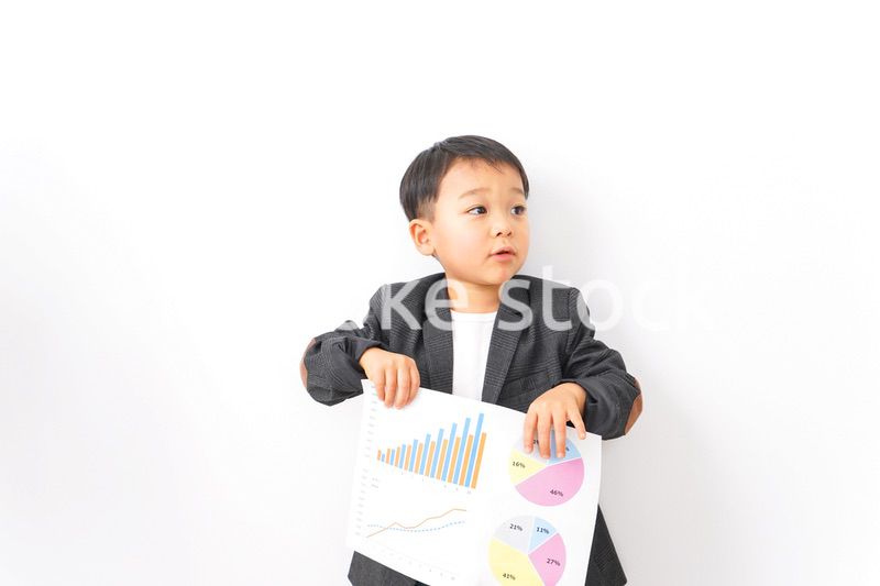 スーツを着て仕事をする子供ビジネスマン