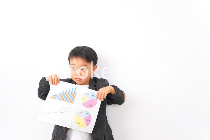 スーツを着て仕事をする子供ビジネスマン