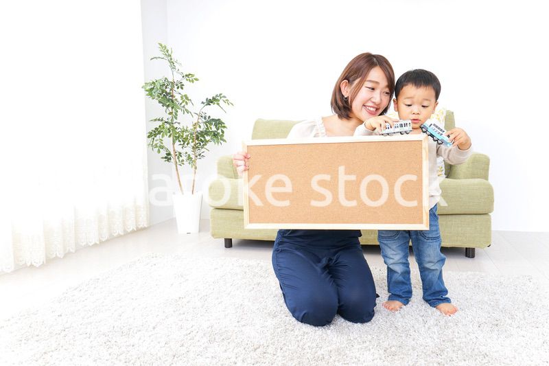 ボードを持つ子供とお母さん