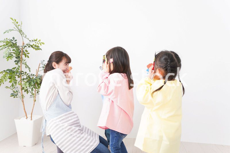 幼稚園で節分の豆まきをする子どもたち