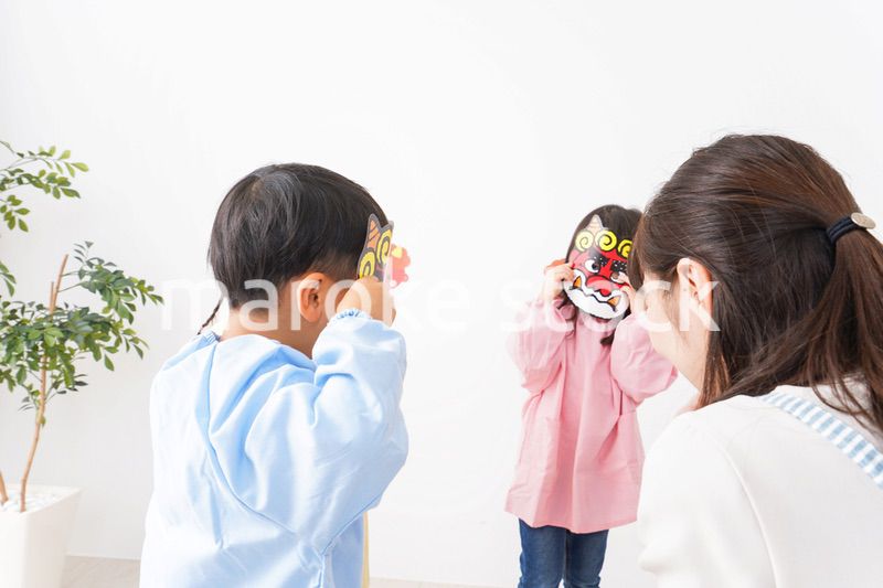 幼稚園で節分の豆まきをする子どもたち