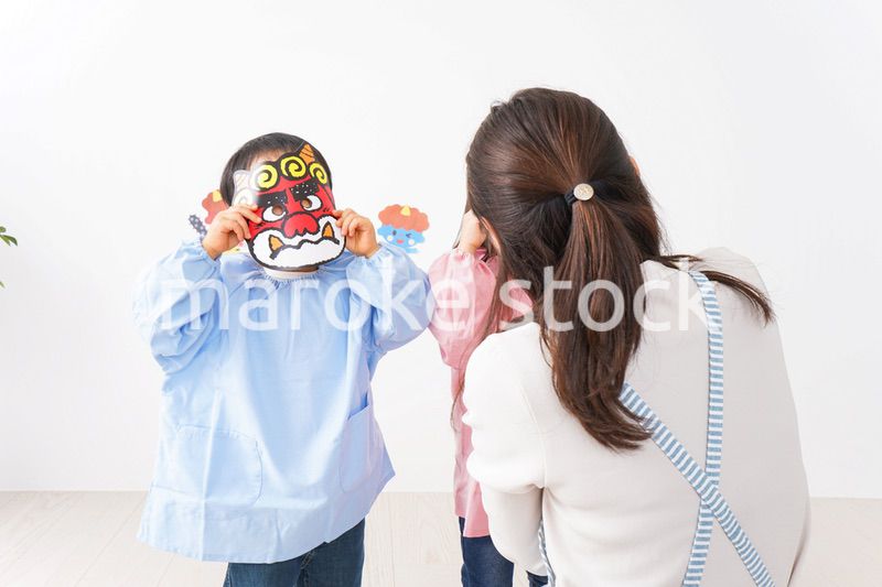 幼稚園で節分の豆まきをする子どもたち