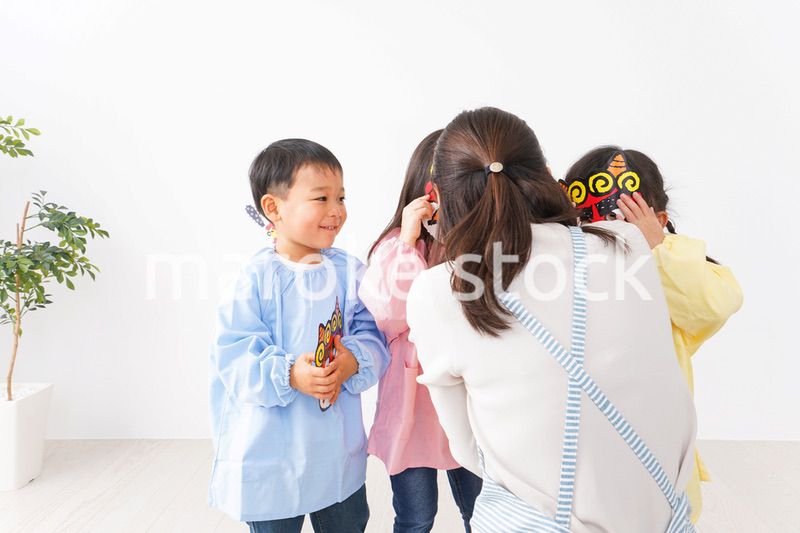 幼稚園で節分の豆まきをする子どもたち